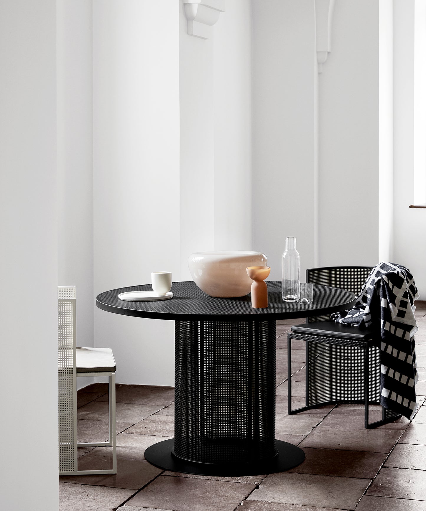 bauhaus-dining-table-05_d36ee6ef-614d-40e8-b060-3db17c05ffc7