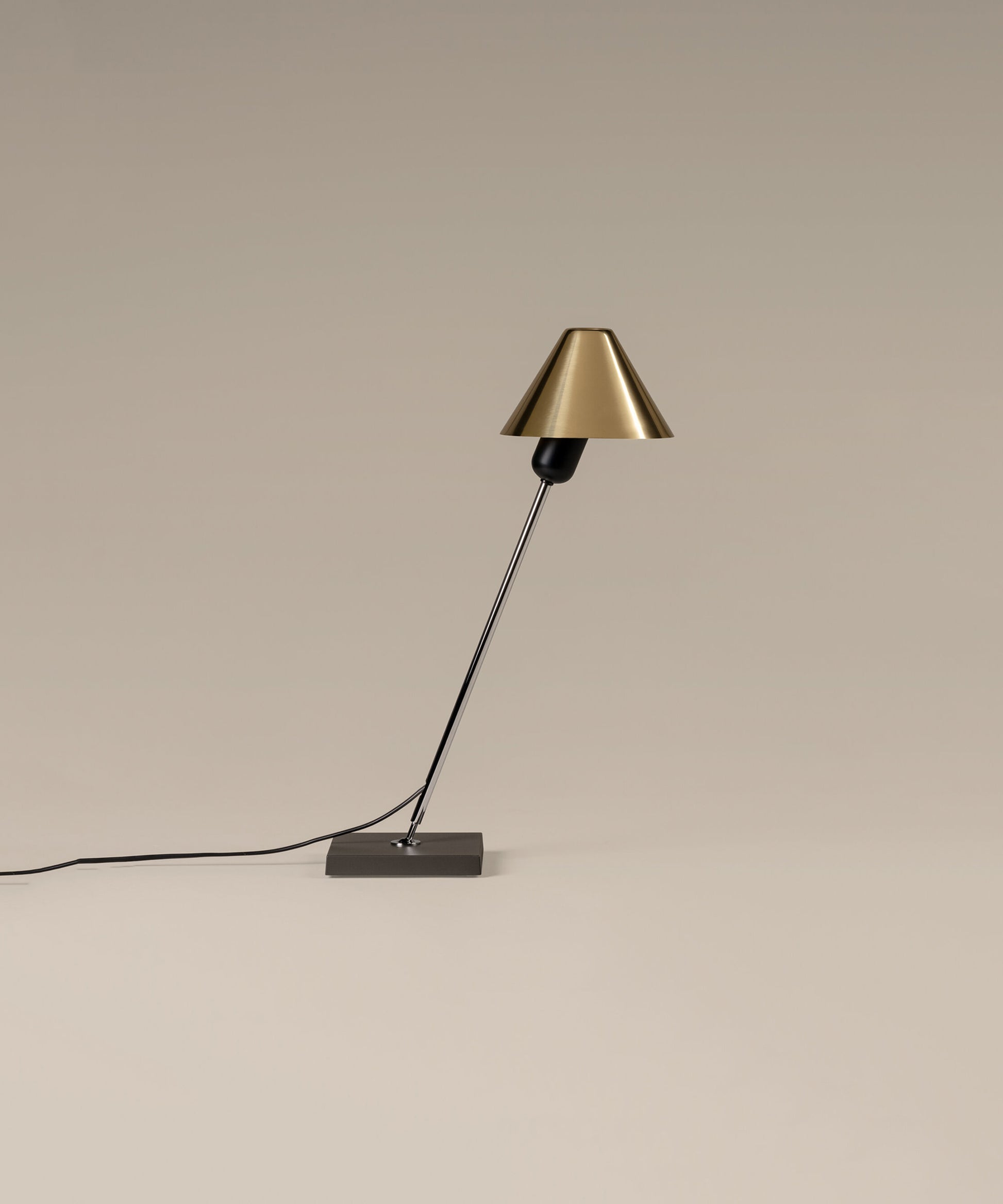 gira-table-lamp-GIRTA01UL-02