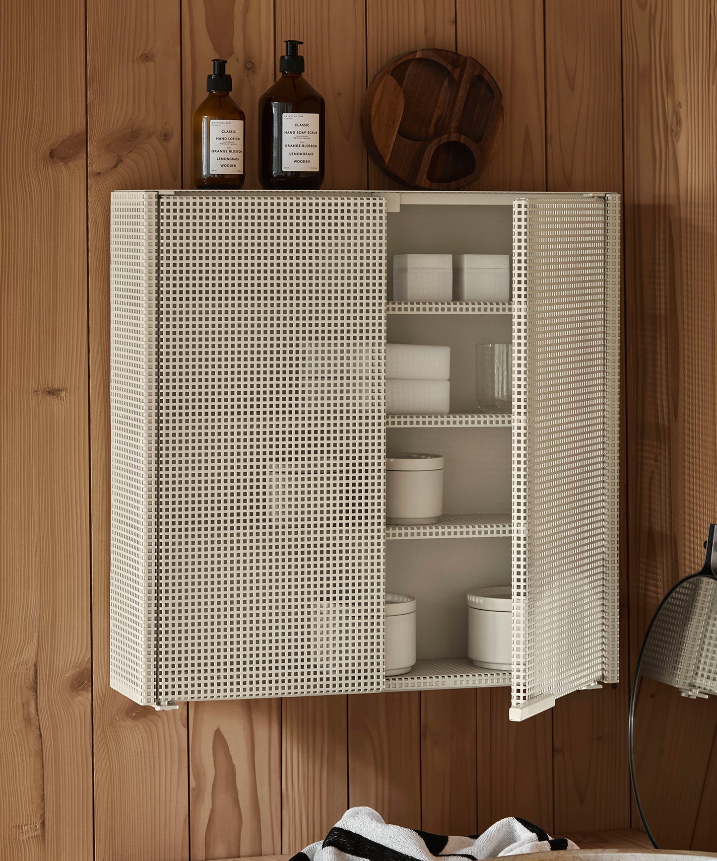 grid-wall-cabinet-04