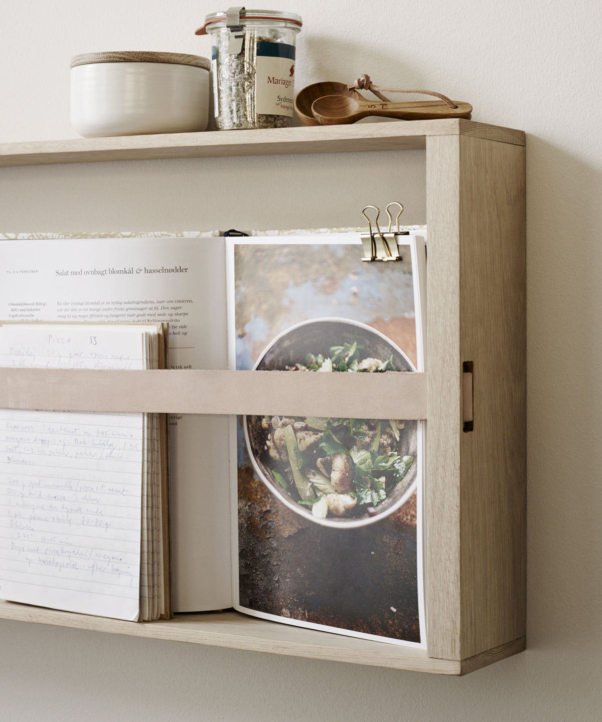 Norr Magazine Holder