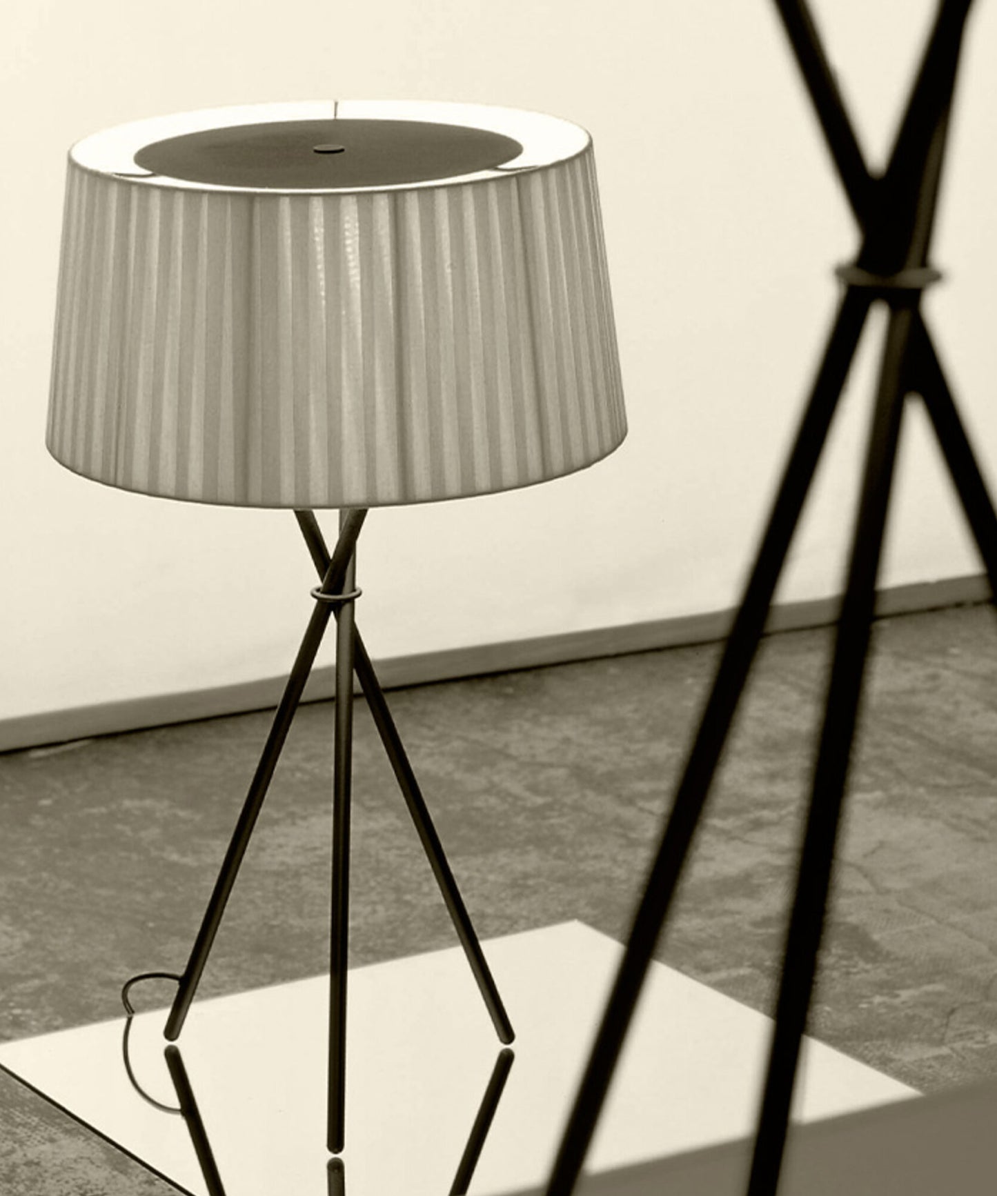 Tripode G6 Table Lamp