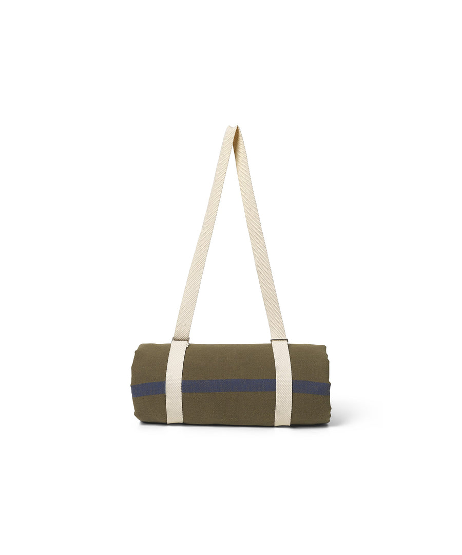 yard-picnic-blanket-1104265596-01