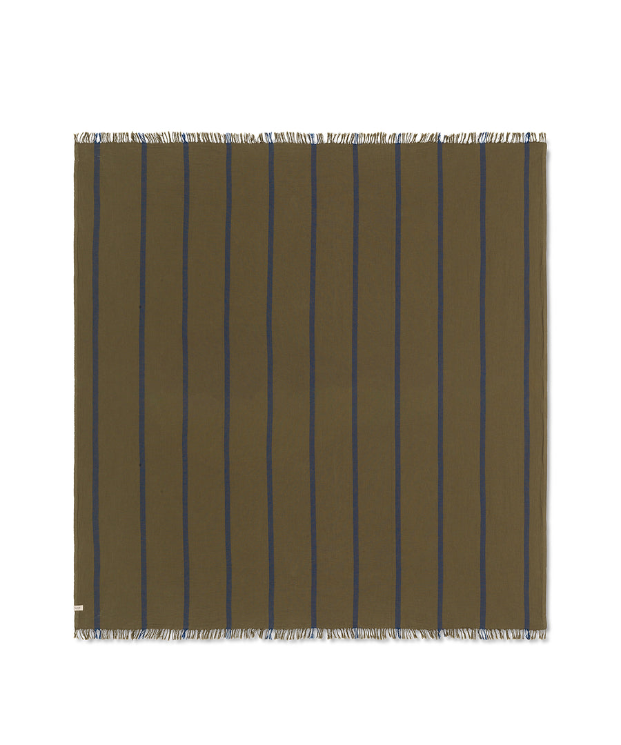 yard-picnic-blanket-1104265596
