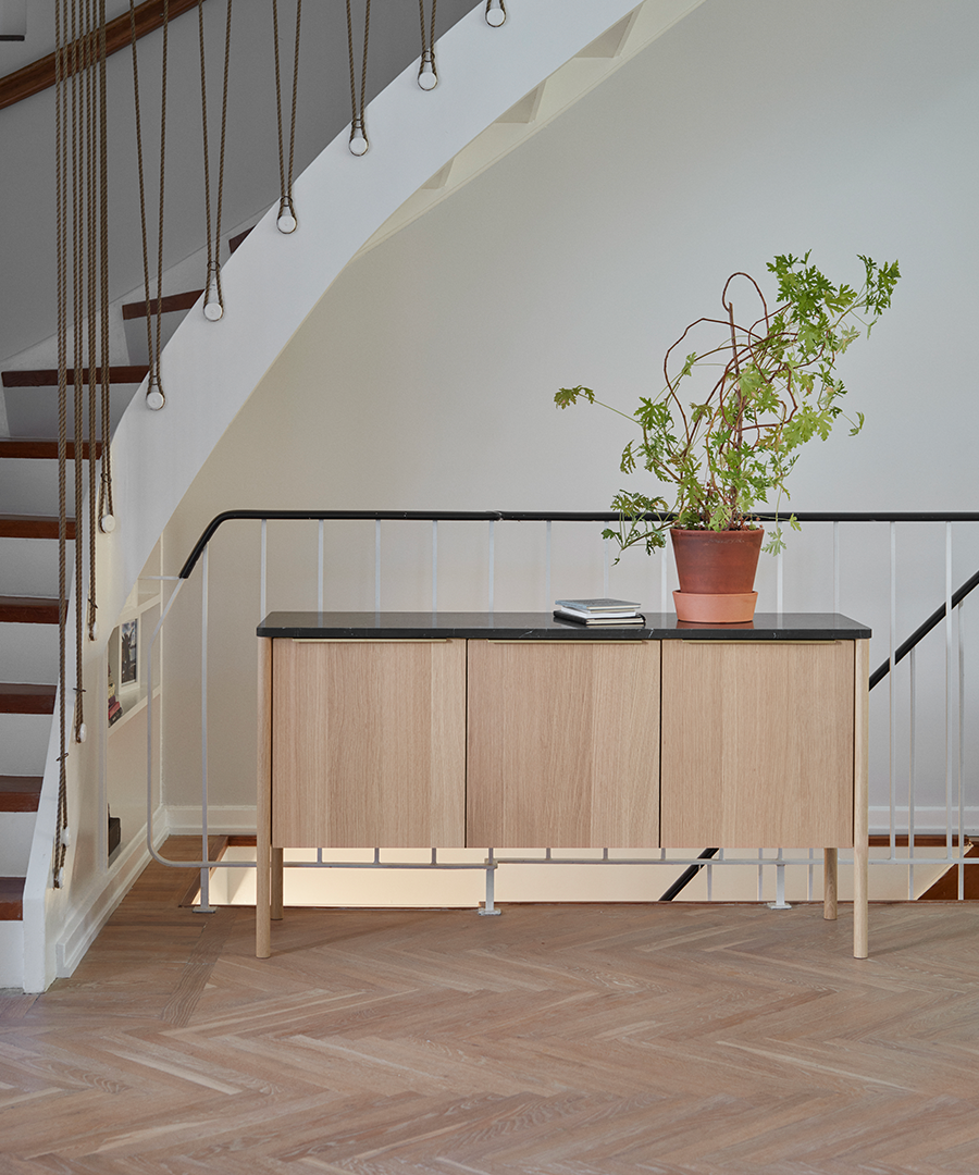 1090101JutCabinet_BlackMarble_02_M