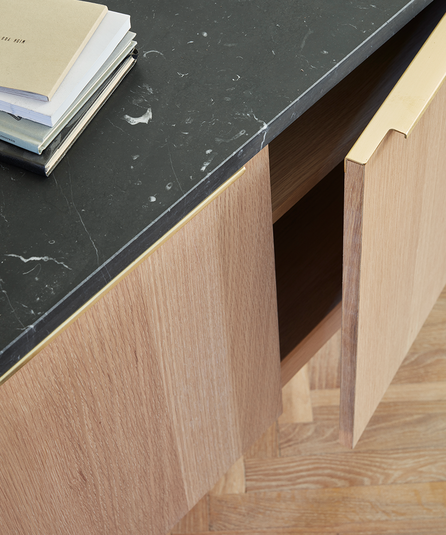 1090101JutCabinet_BlackMarble_03_M