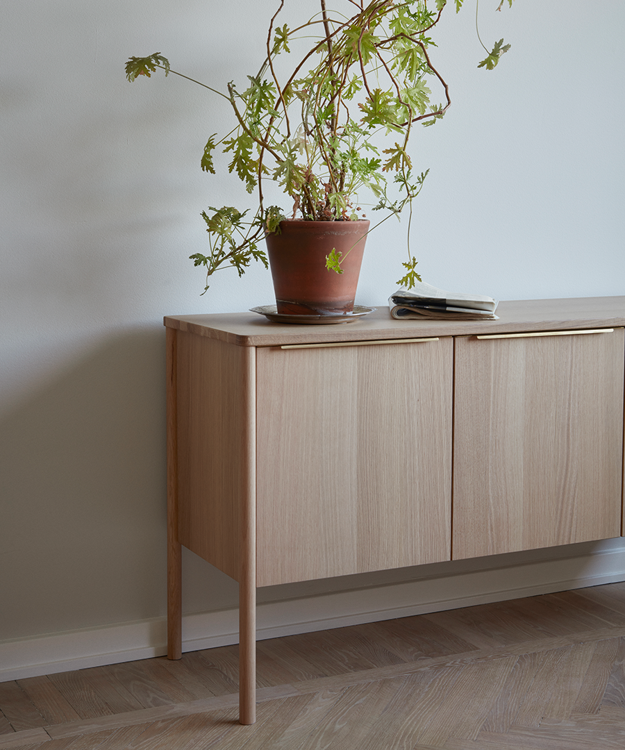 1090102JutCabinet_Oak_02_M