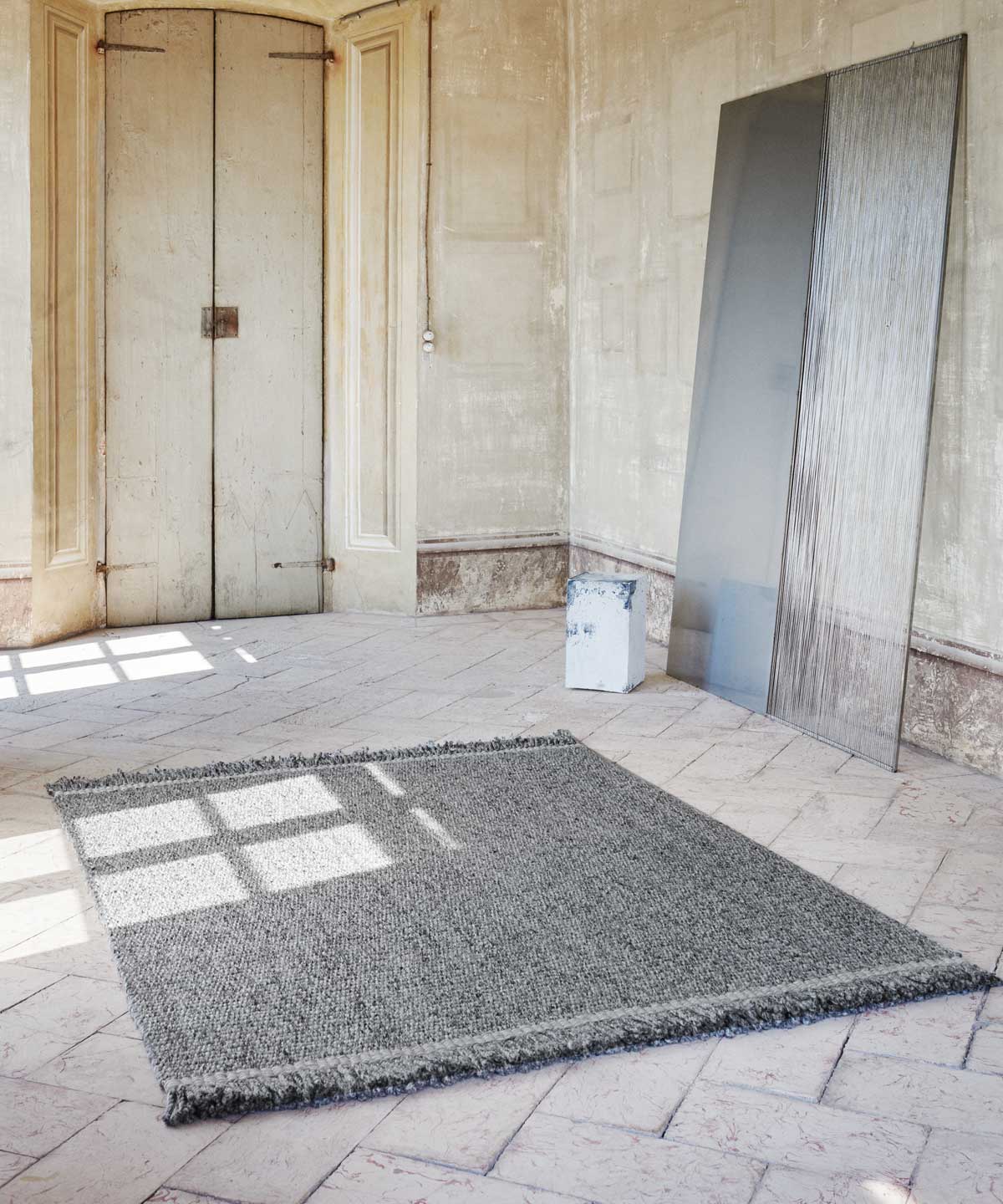 Elmo Rug in Grey