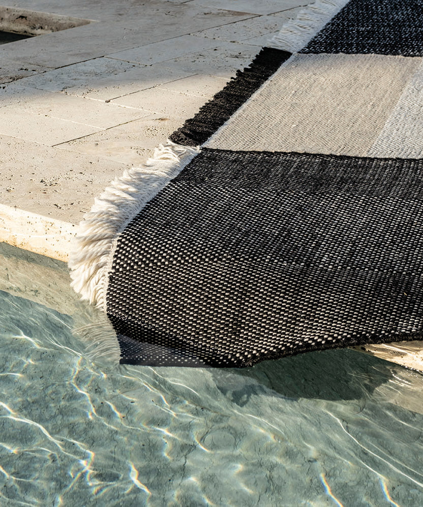 Tres Outdoor Rug in Black