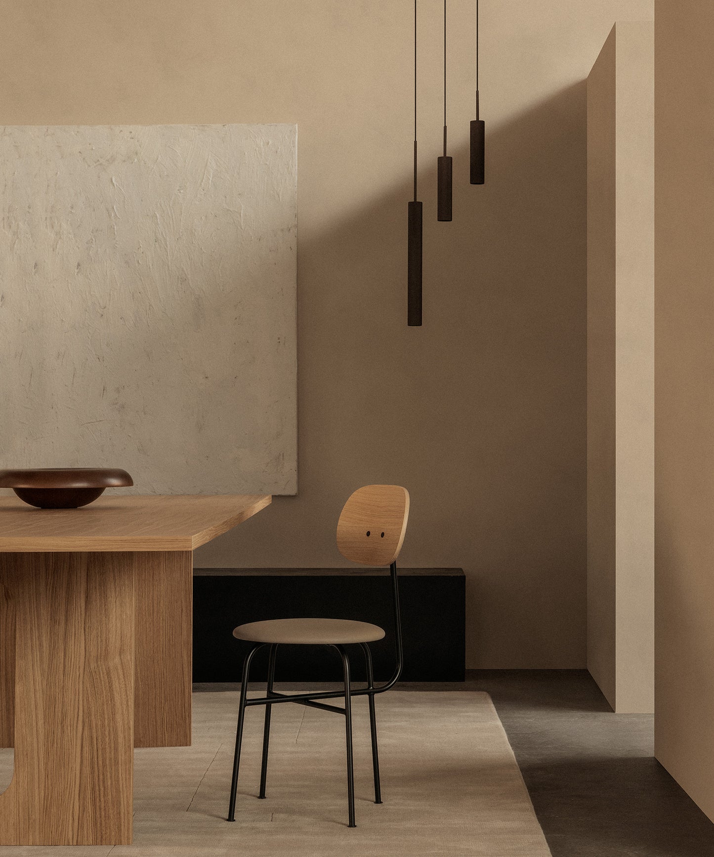 Audo_Afteroom_Dining_Chair_Plus_Tubulaire_Pendant_Androgyne_Dining_Table_Rond_Bowl_21