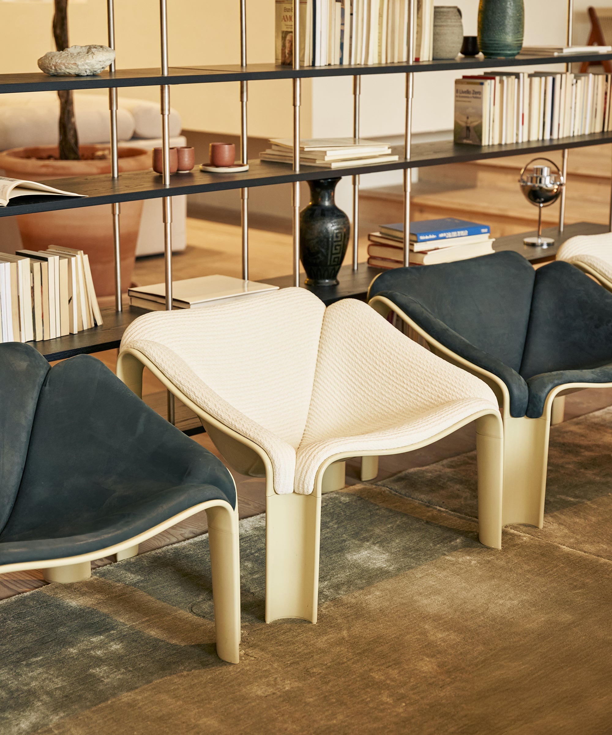 F300 Lounge Chair