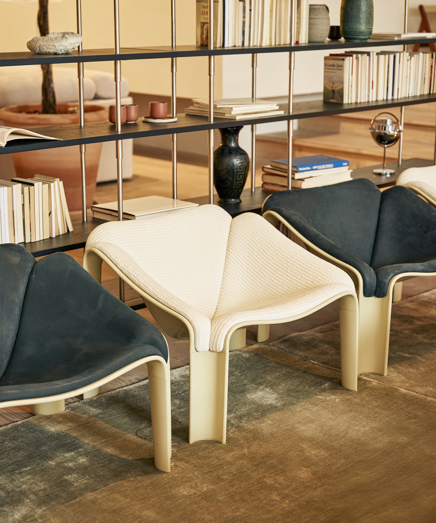 F300 Lounge Chair