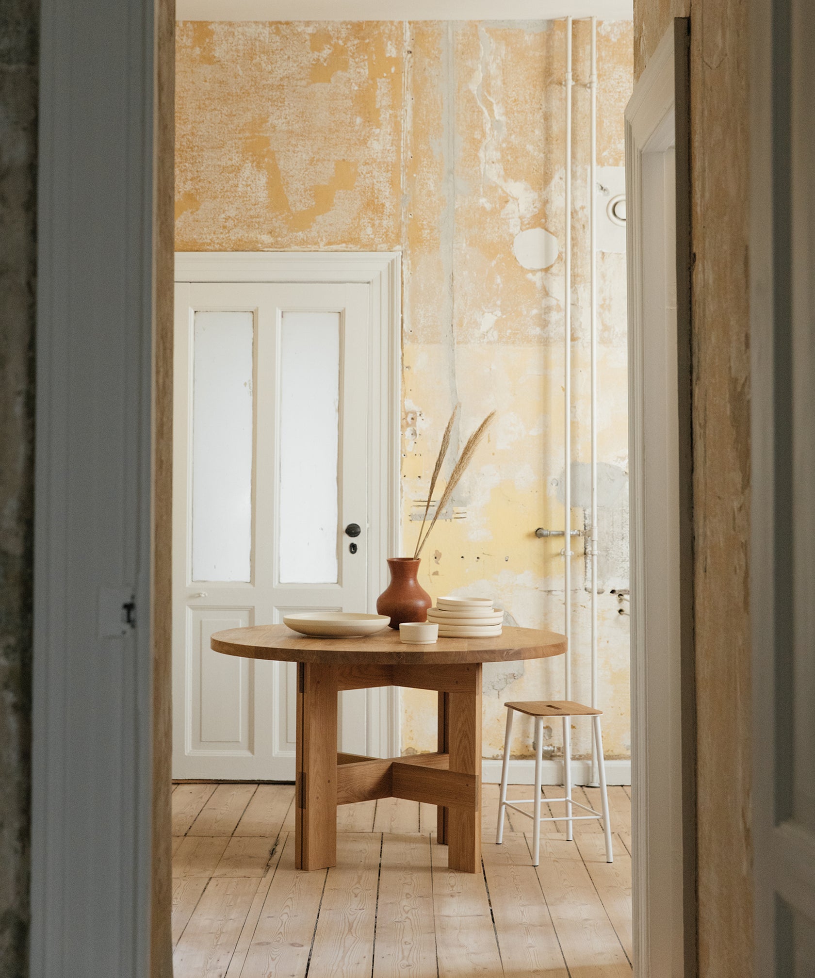 Farmhouse Round Trestle Table | Oak Table by Frama – TRNK