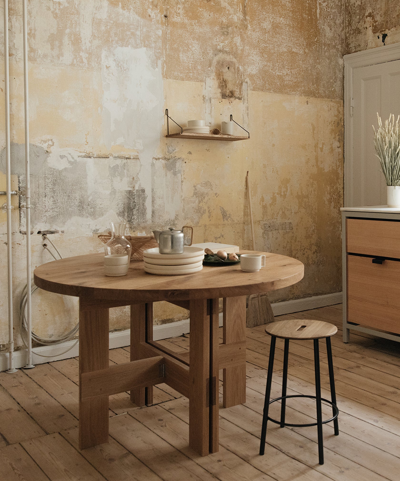 Farmhouse Round Trestle Table | Oak Table by Frama – TRNK