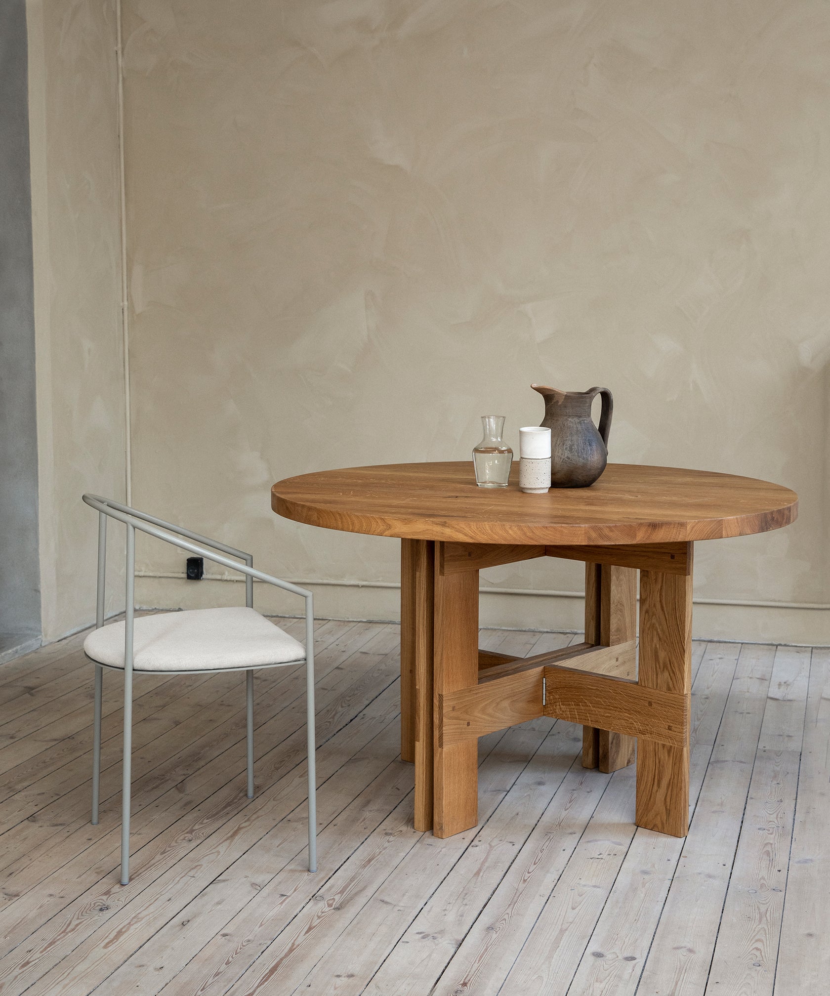 Farmhouse Round Trestle Table | Oak Table by Frama – TRNK