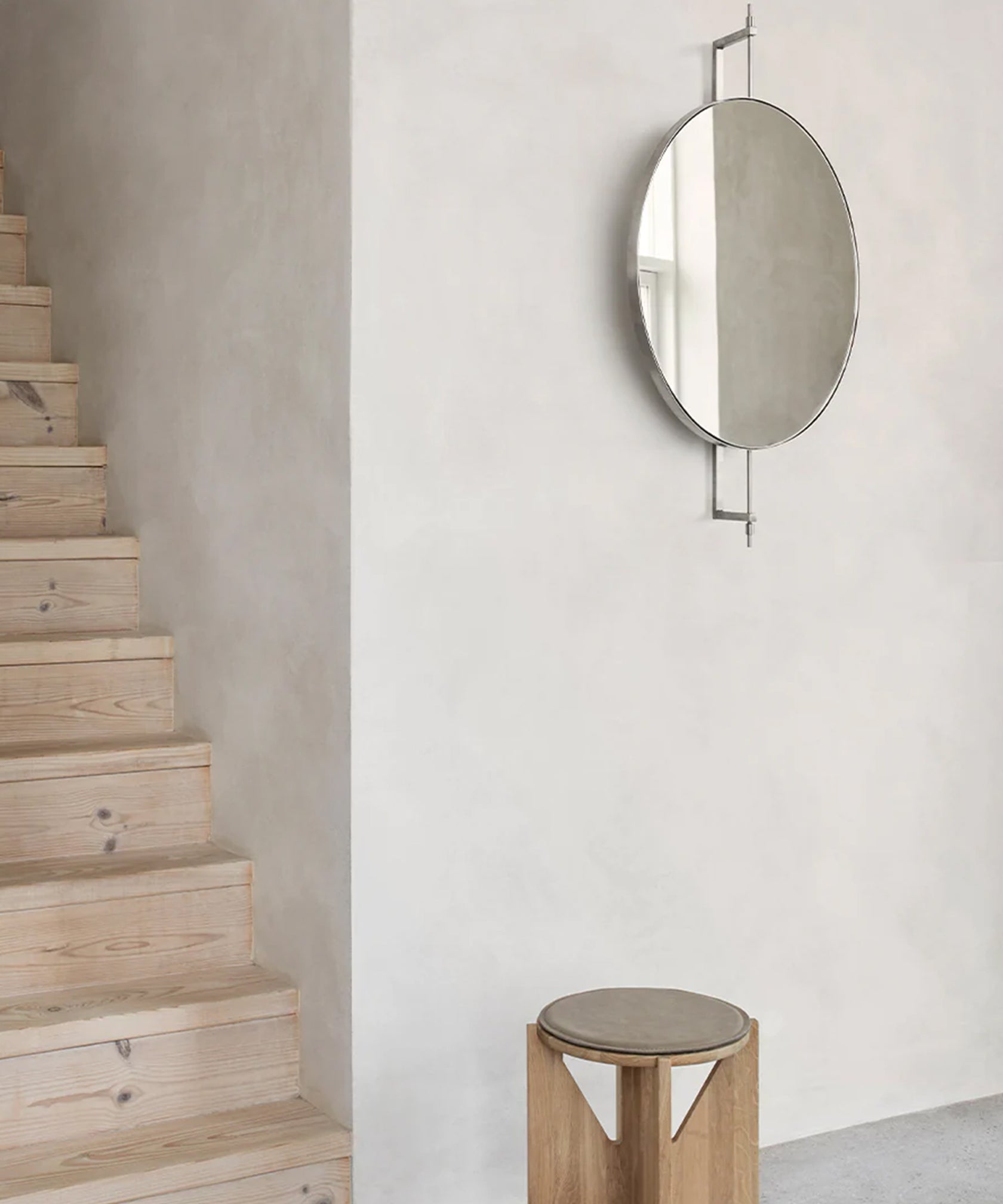 Full-Size Rotating Mirror ft. Scandinavian Design – TRNK